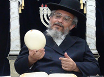 מנהג תליית ביצים של־בת־היענה בבית כנסת